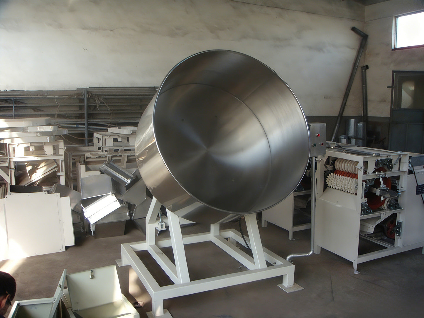 Powder and syrup coating machine